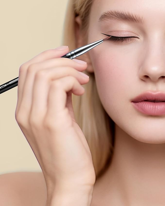 Eyeliner Brush Ultra Fine Point Premium Gel Eyeliner Brush Nylon Bristles Professional Makeup Tools for Lquid Powder And Paste Black (E819)