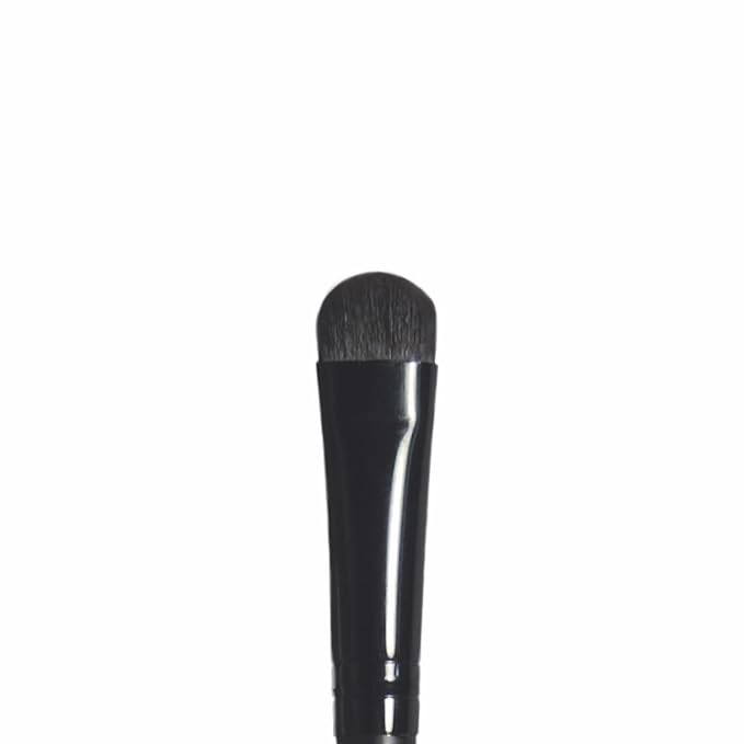 e.l.f. Eyeshadow "C" Brush, Curved Eyeshadow Brush For Blending & Diffusing, Helps Create The Perfect Smoky Eye, Vegan & Cruelty-Free